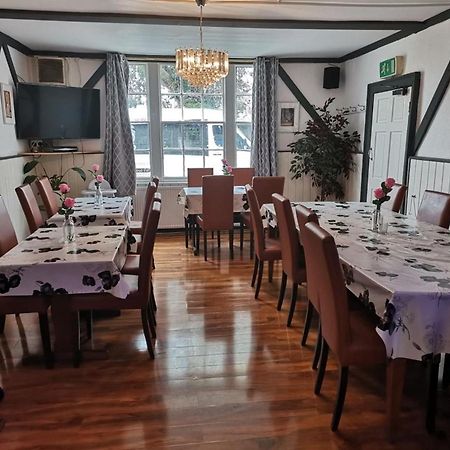 OYO Swan Inn Stanwell Zewnętrze zdjęcie