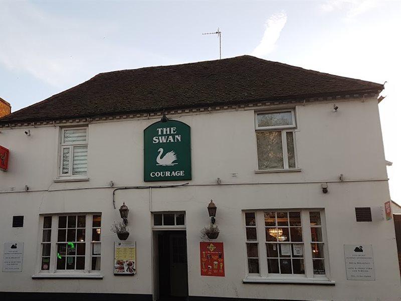 OYO Swan Inn Stanwell Zewnętrze zdjęcie
