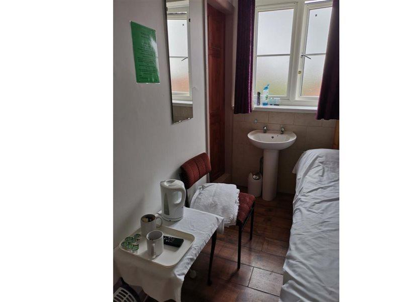 OYO Swan Inn Stanwell Zewnętrze zdjęcie
