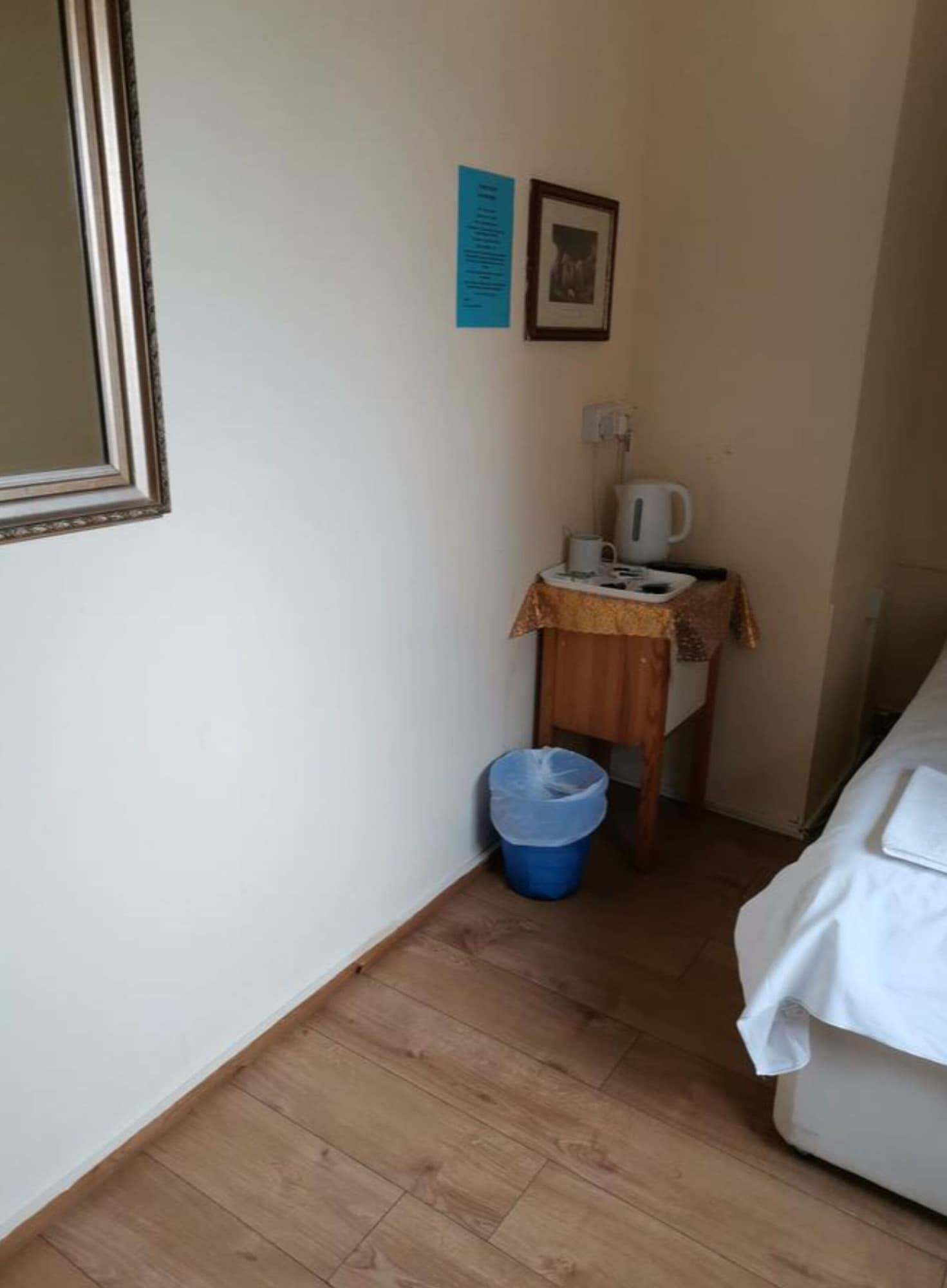 OYO Swan Inn Stanwell Zewnętrze zdjęcie