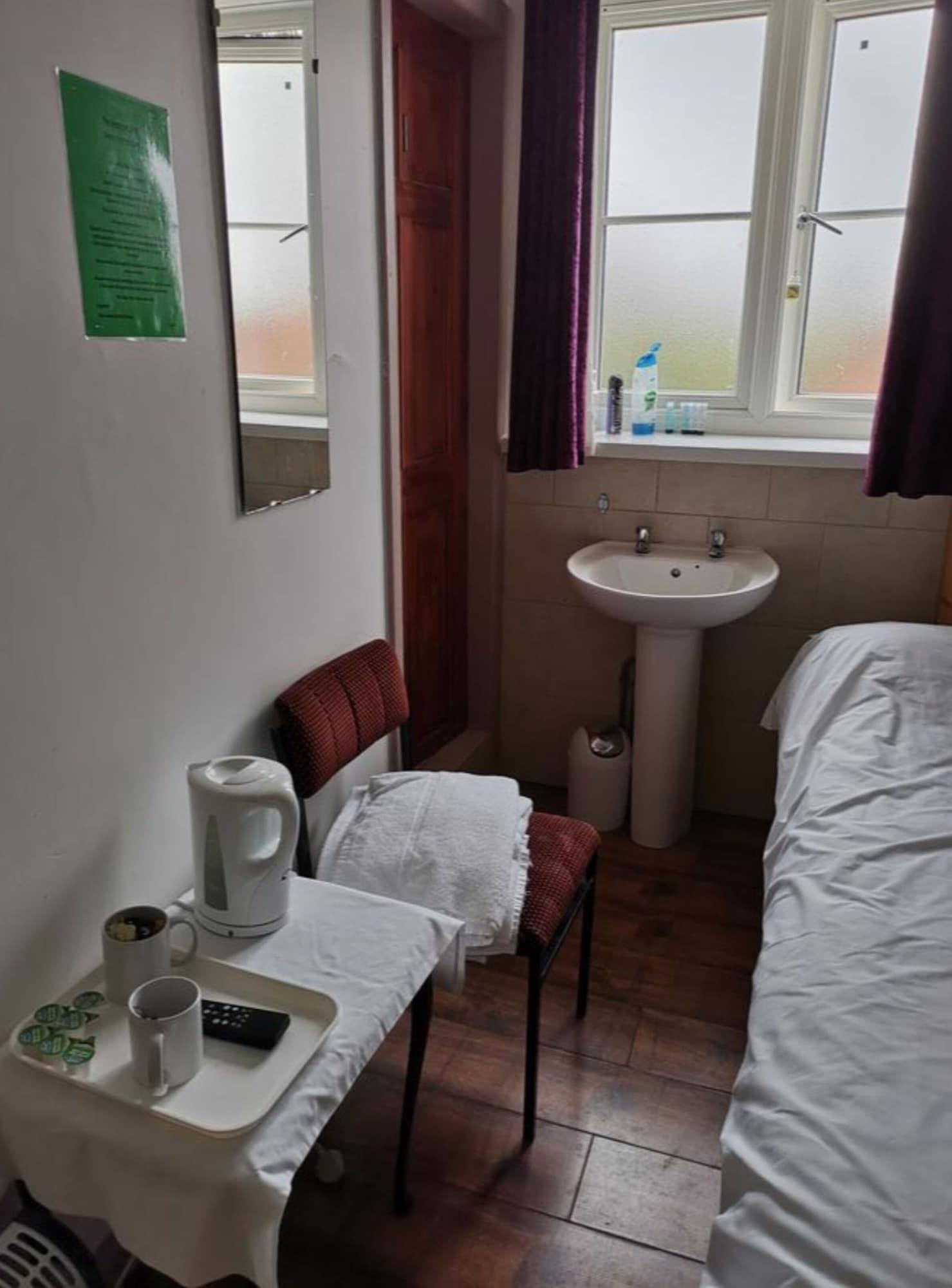 OYO Swan Inn Stanwell Zewnętrze zdjęcie