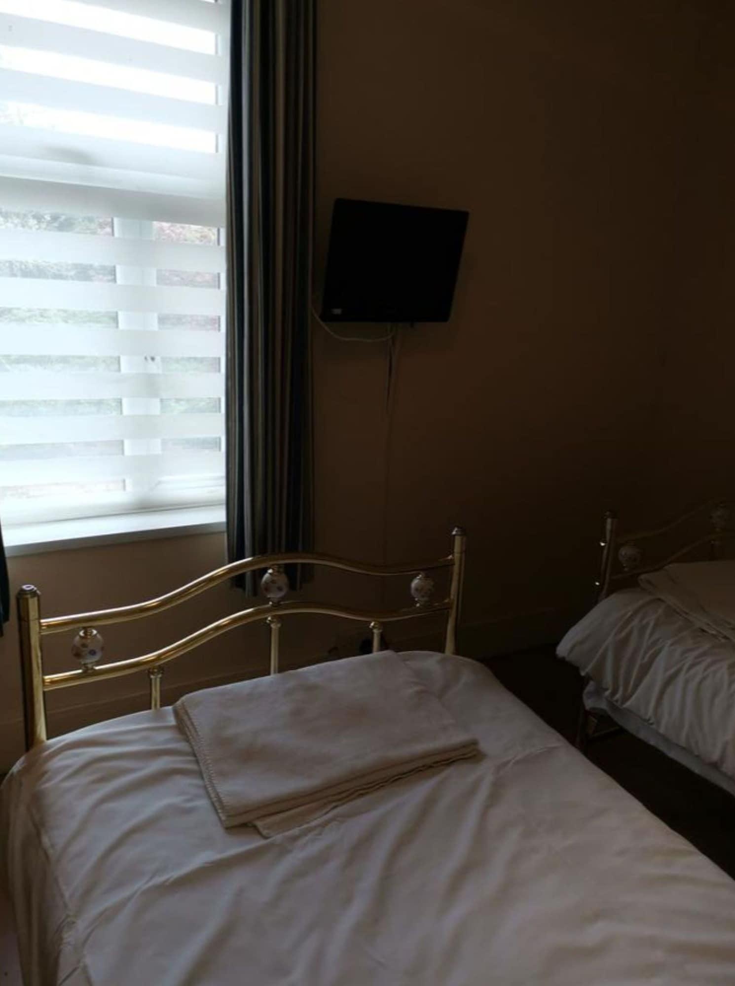 OYO Swan Inn Stanwell Zewnętrze zdjęcie