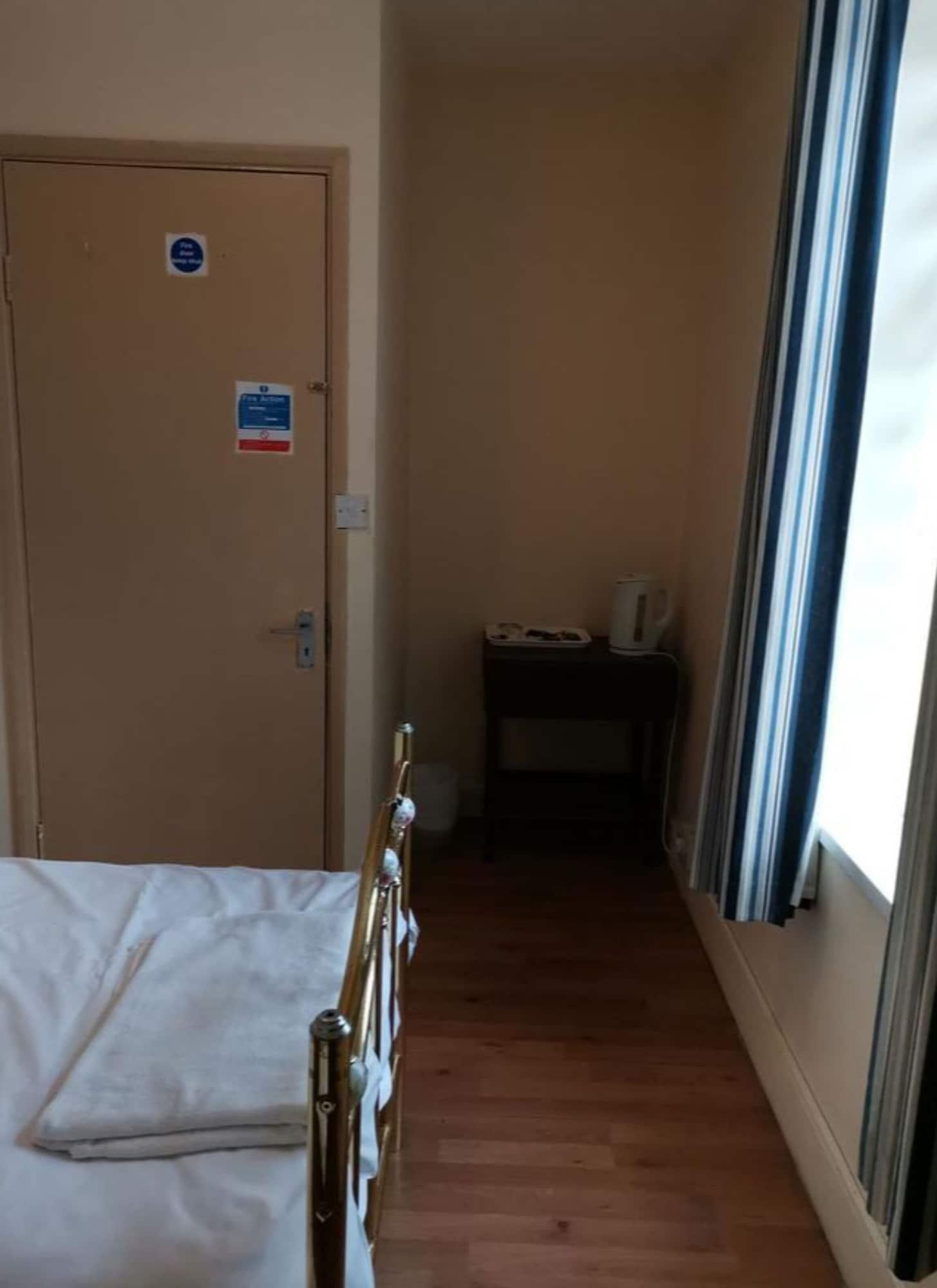 OYO Swan Inn Stanwell Zewnętrze zdjęcie