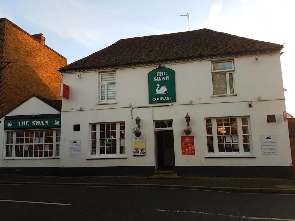OYO Swan Inn Stanwell Zewnętrze zdjęcie