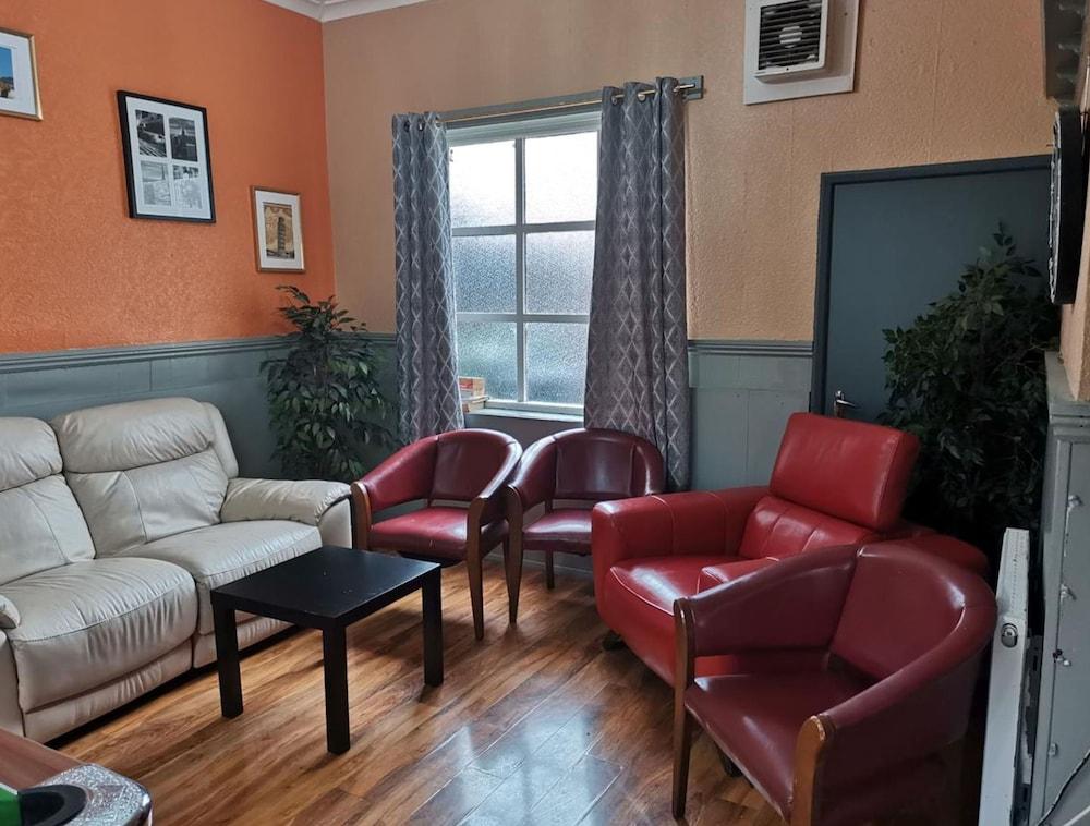 OYO Swan Inn Stanwell Zewnętrze zdjęcie