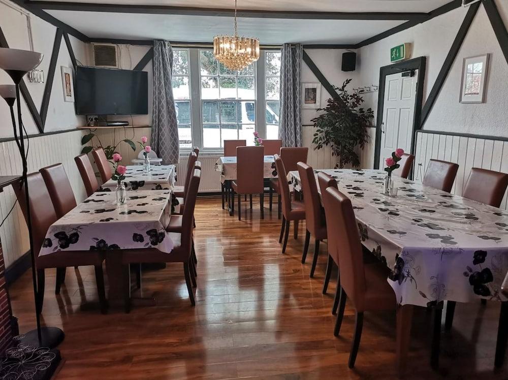 OYO Swan Inn Stanwell Zewnętrze zdjęcie