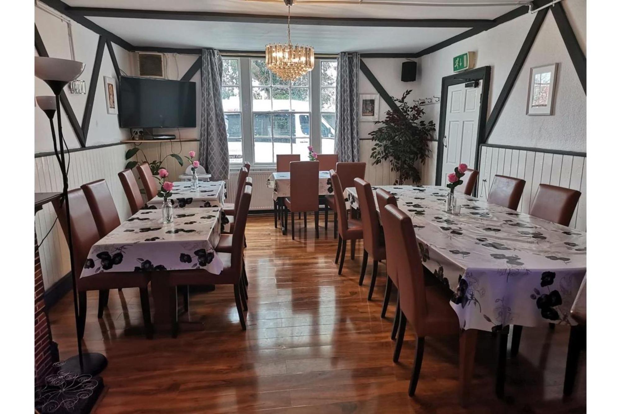 OYO Swan Inn Stanwell Zewnętrze zdjęcie