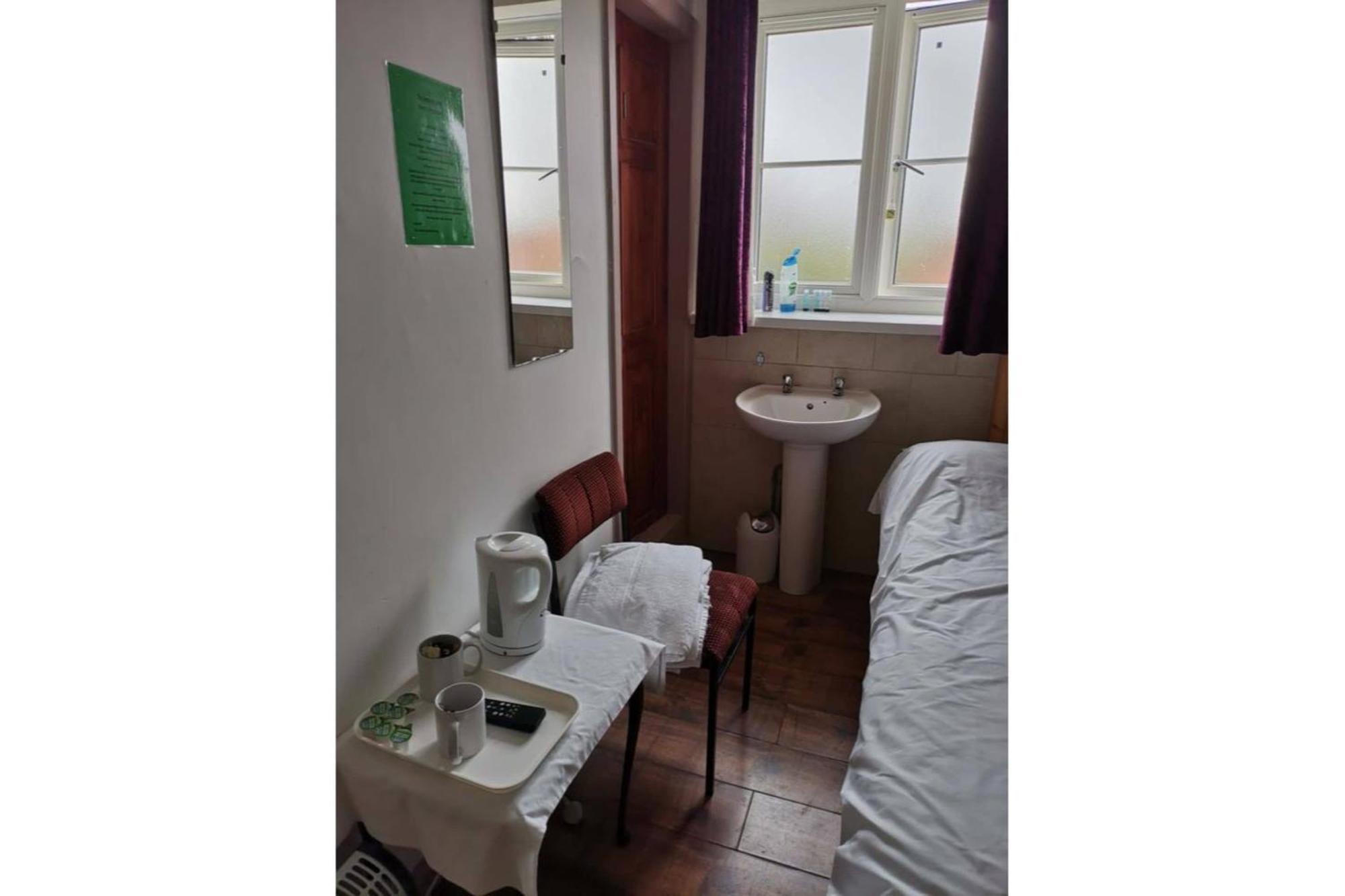 OYO Swan Inn Stanwell Zewnętrze zdjęcie