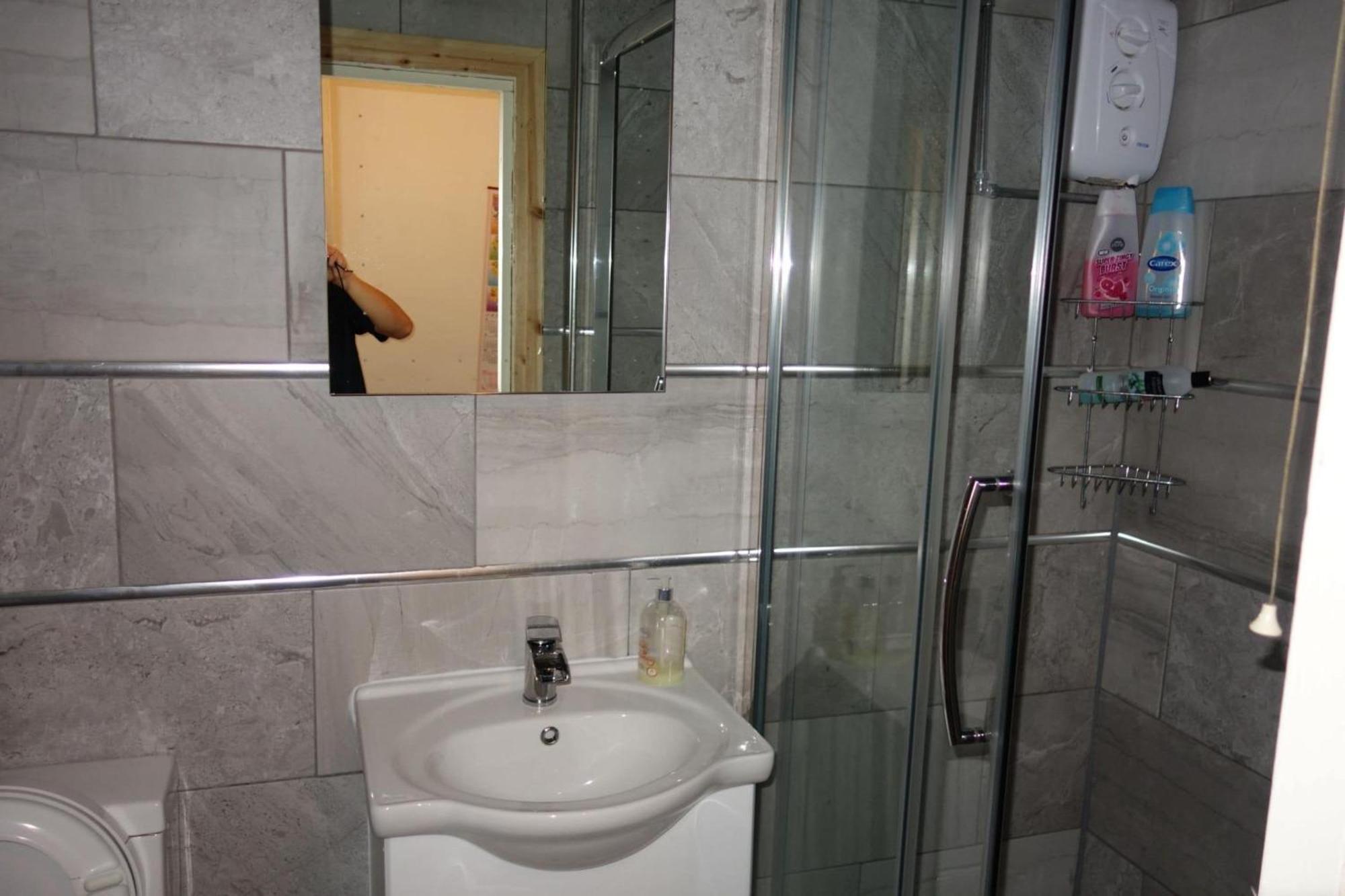 OYO Swan Inn Stanwell Zewnętrze zdjęcie