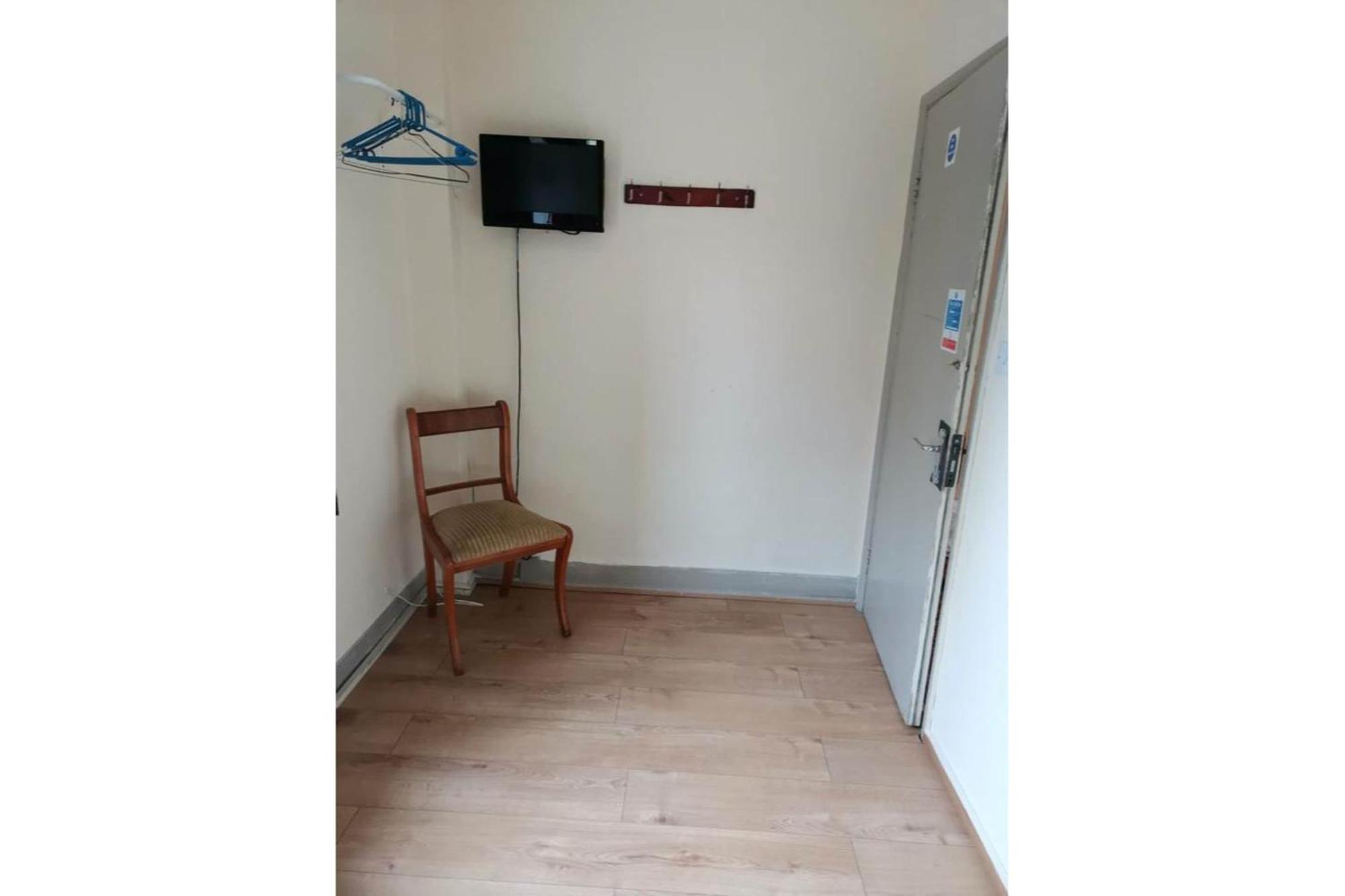 OYO Swan Inn Stanwell Zewnętrze zdjęcie