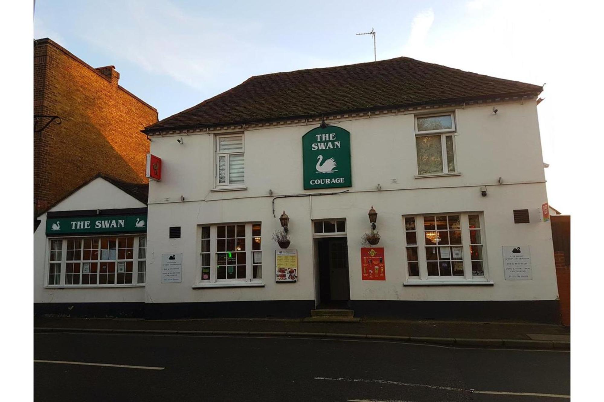 OYO Swan Inn Stanwell Zewnętrze zdjęcie