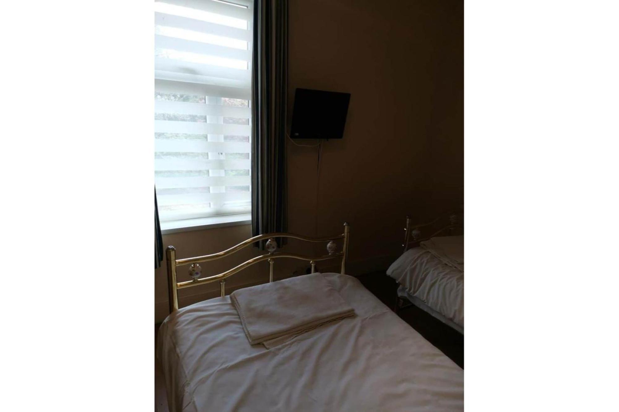 OYO Swan Inn Stanwell Zewnętrze zdjęcie