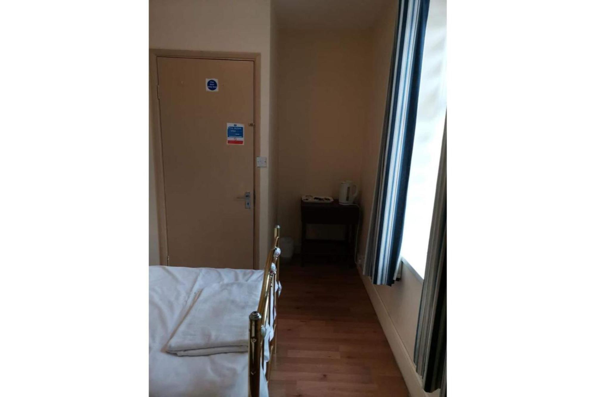 OYO Swan Inn Stanwell Zewnętrze zdjęcie