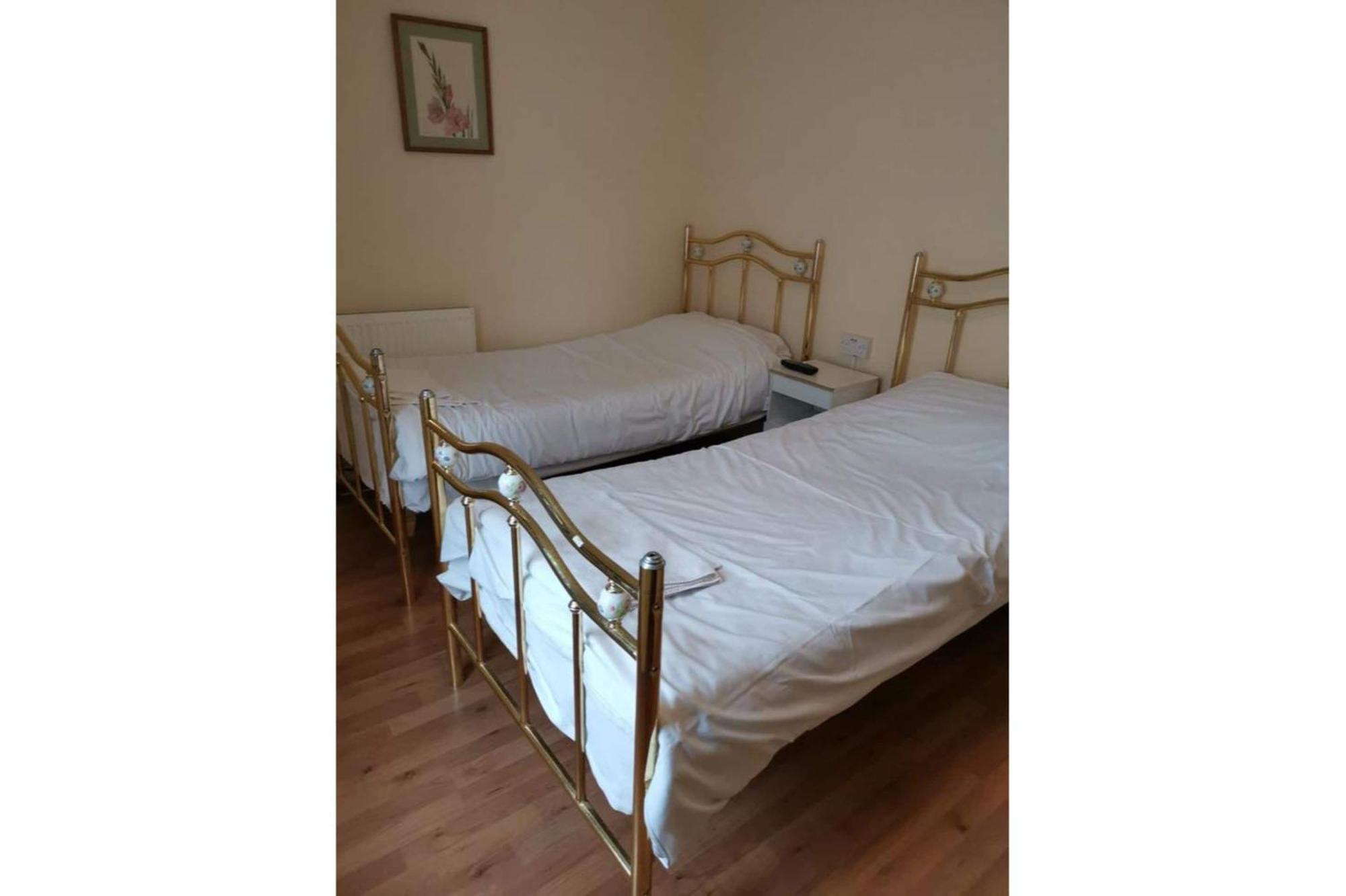 OYO Swan Inn Stanwell Zewnętrze zdjęcie