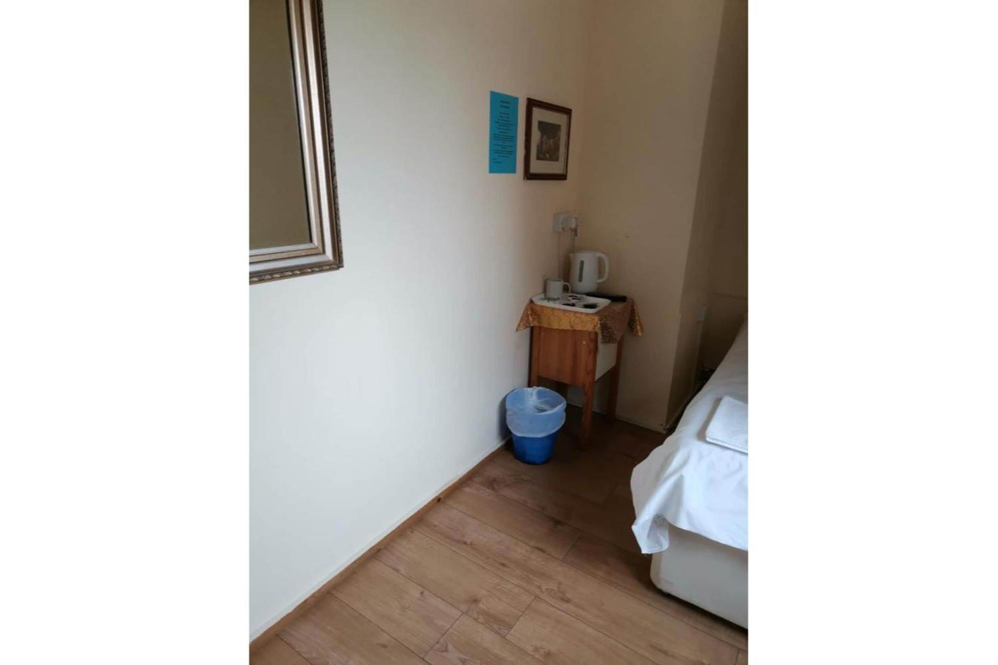 OYO Swan Inn Stanwell Zewnętrze zdjęcie