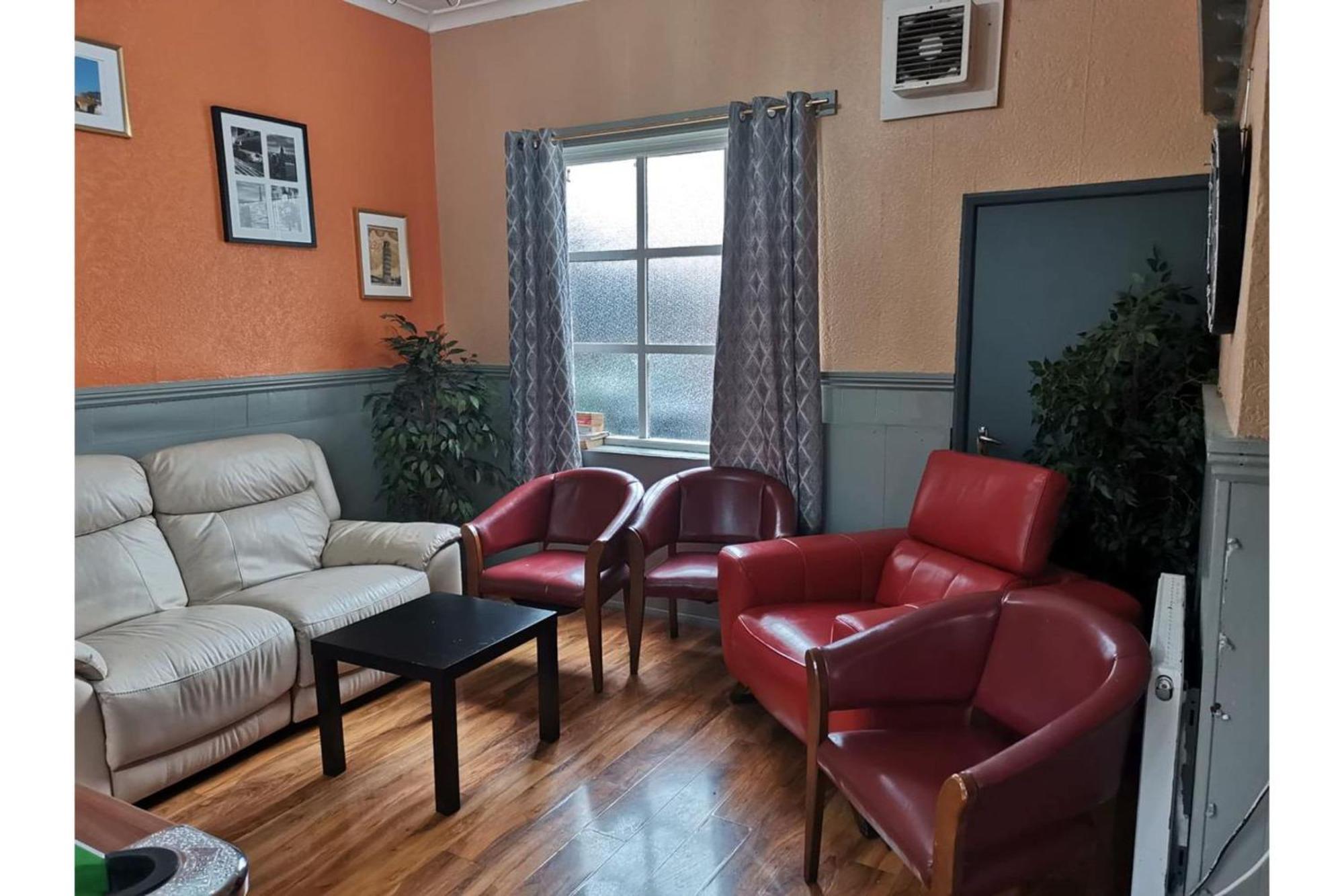 OYO Swan Inn Stanwell Zewnętrze zdjęcie