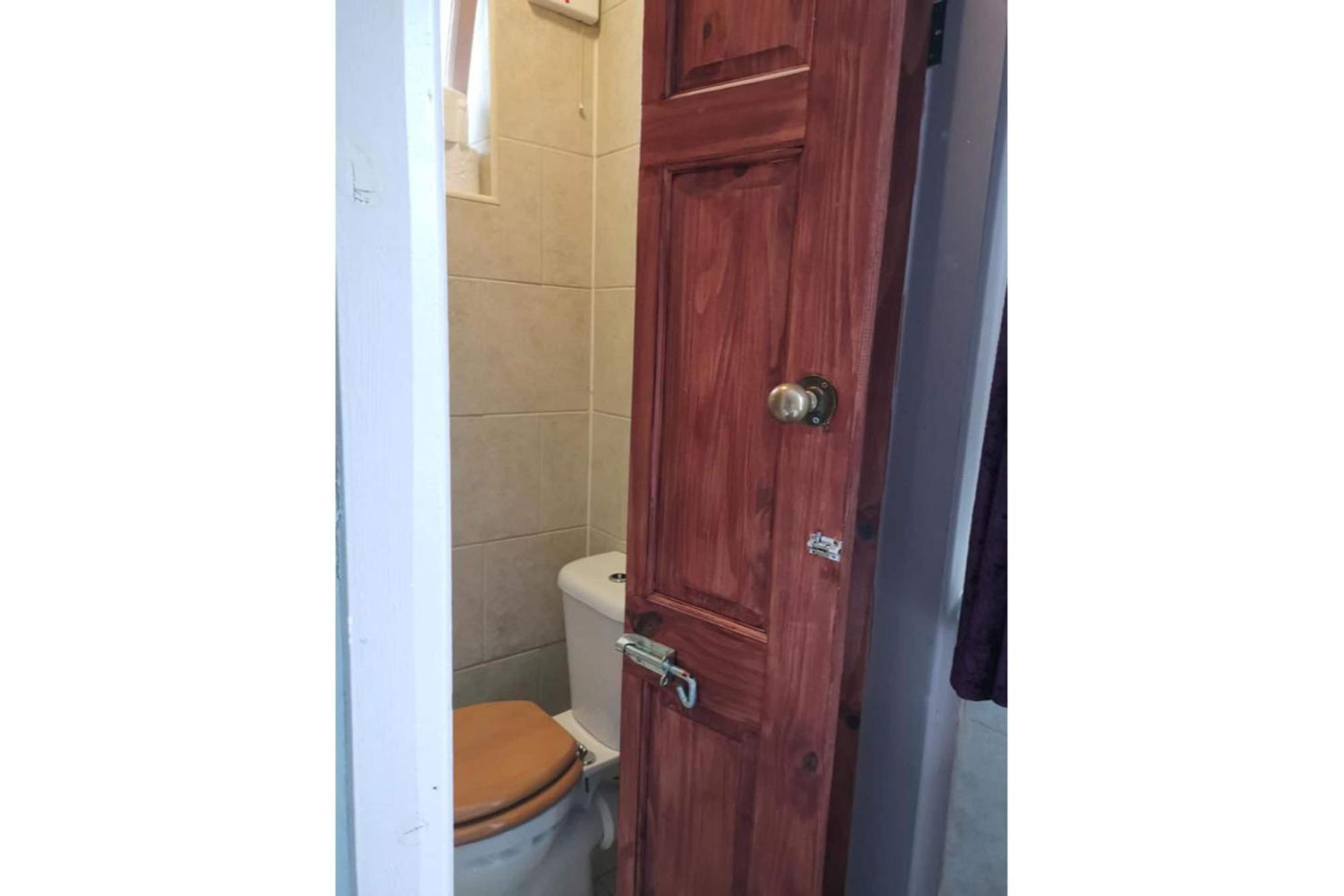 OYO Swan Inn Stanwell Zewnętrze zdjęcie