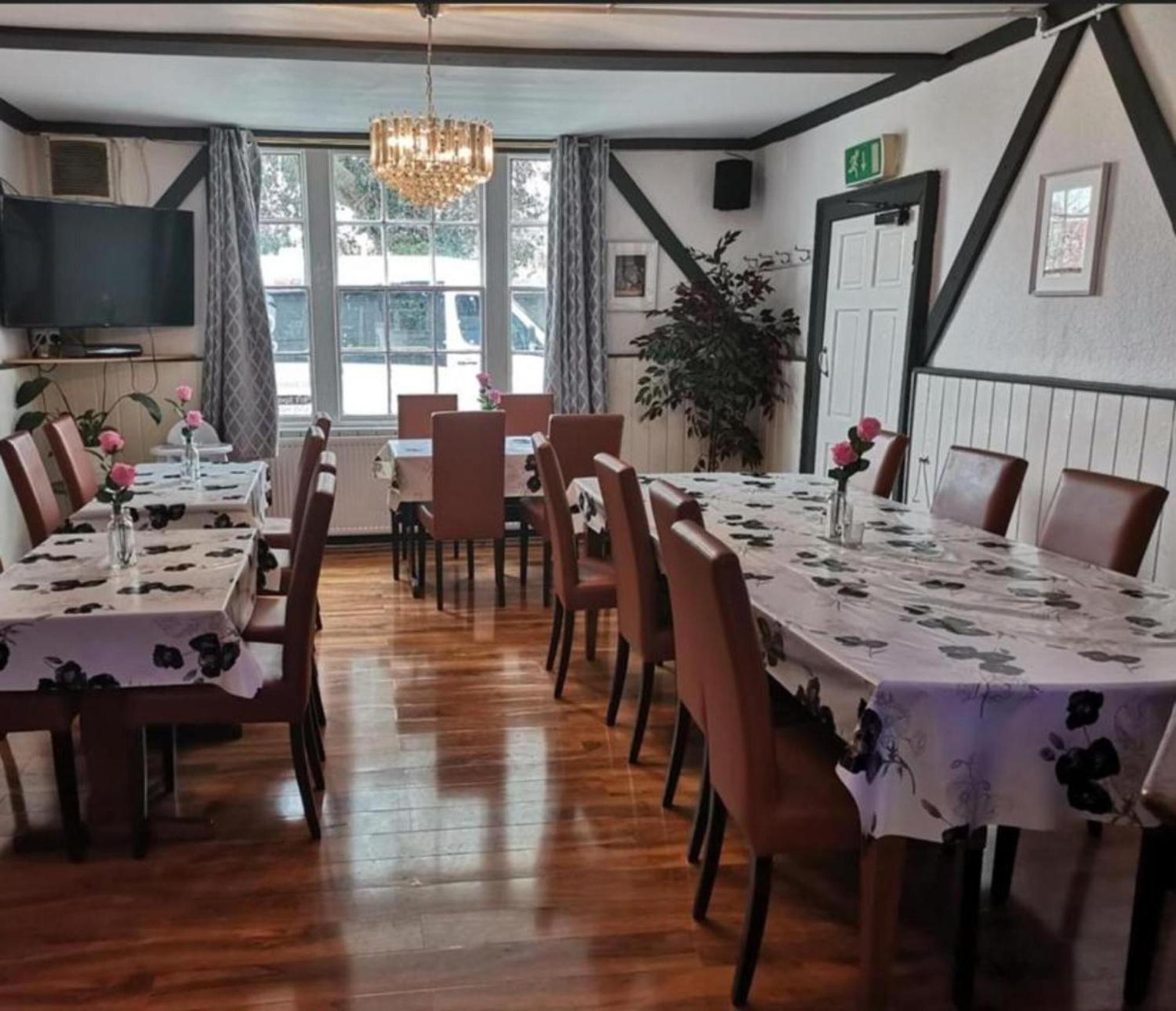 OYO Swan Inn Stanwell Zewnętrze zdjęcie