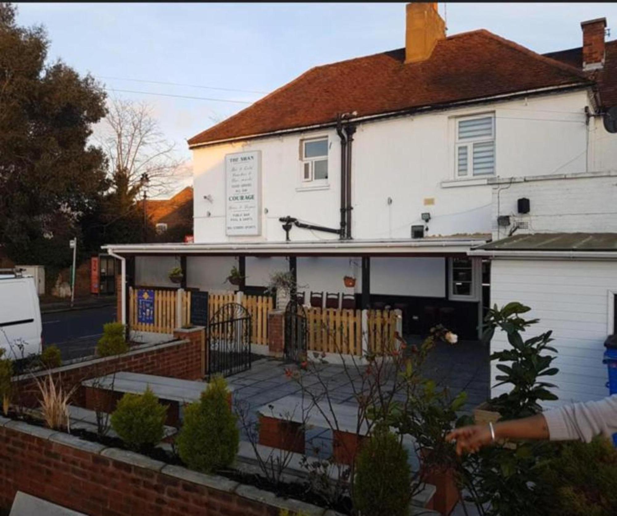 OYO Swan Inn Stanwell Zewnętrze zdjęcie