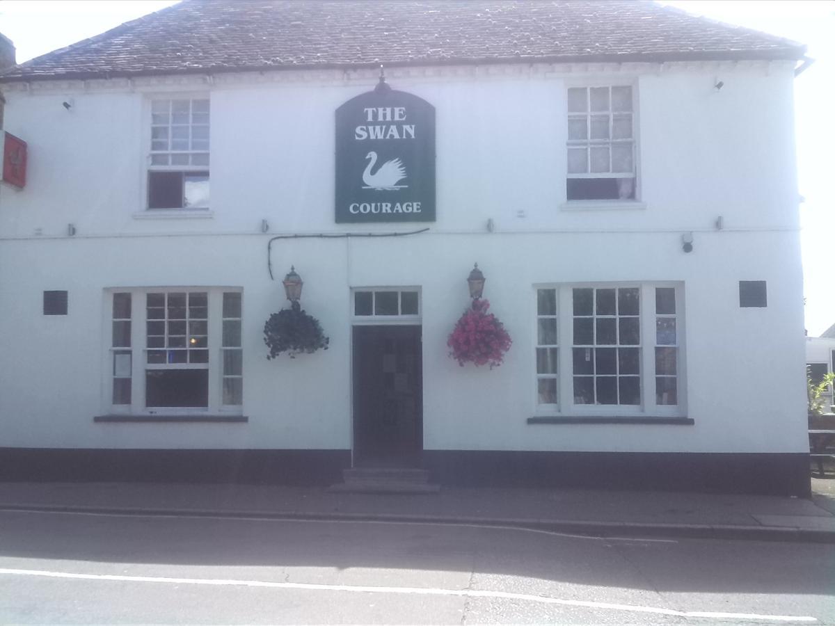 OYO Swan Inn Stanwell Zewnętrze zdjęcie