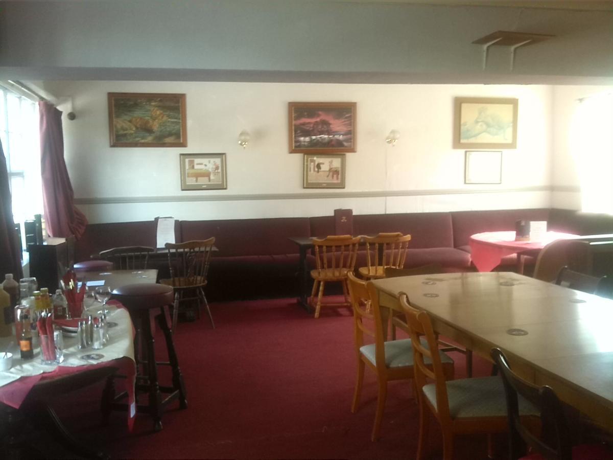 OYO Swan Inn Stanwell Zewnętrze zdjęcie
