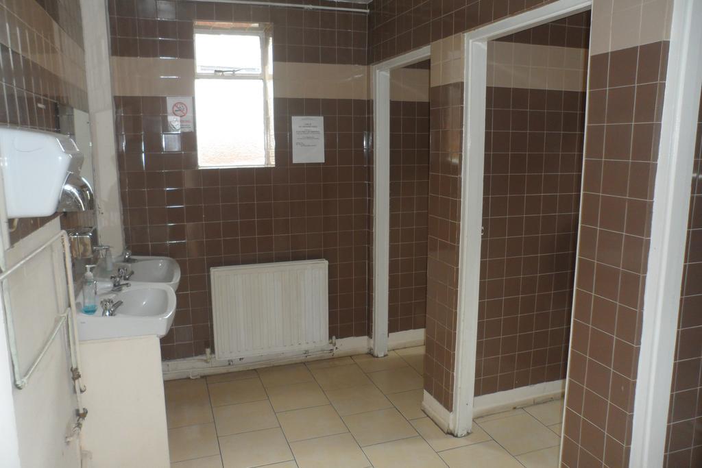 OYO Swan Inn Stanwell Zewnętrze zdjęcie