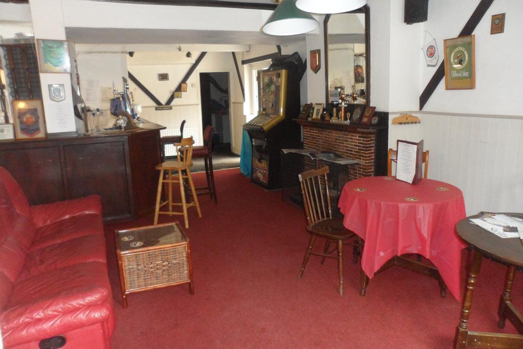 OYO Swan Inn Stanwell Zewnętrze zdjęcie