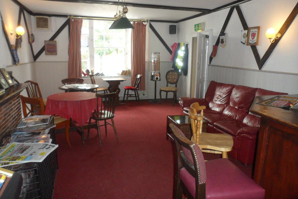 OYO Swan Inn Stanwell Zewnętrze zdjęcie